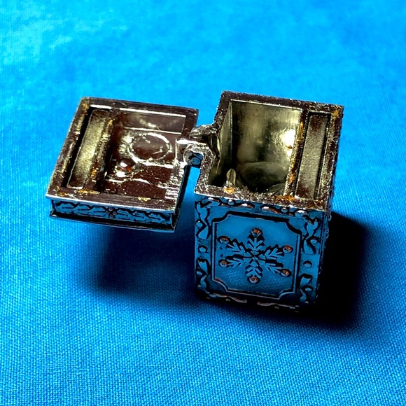 Vintage Silver Tone Rectangular Prayer Box Pendant w/Trinkets - Picture 6 of 10